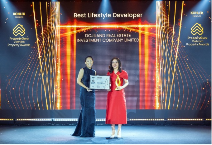 Đại diện DOJI Land nhận giải Nhà phát triển bất động sản phong cách sống tốt nhất Việt Nam năm 2023 (Best Lifestyle Developer). Ảnh: DOJI Land