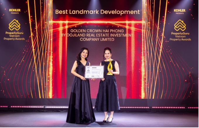 Đại diện DOJILAND nhận giải Dự án biểu tượng xuất sắc nhất Việt Nam 2023 (Best Landmark Development). Ảnh: DOJI Land