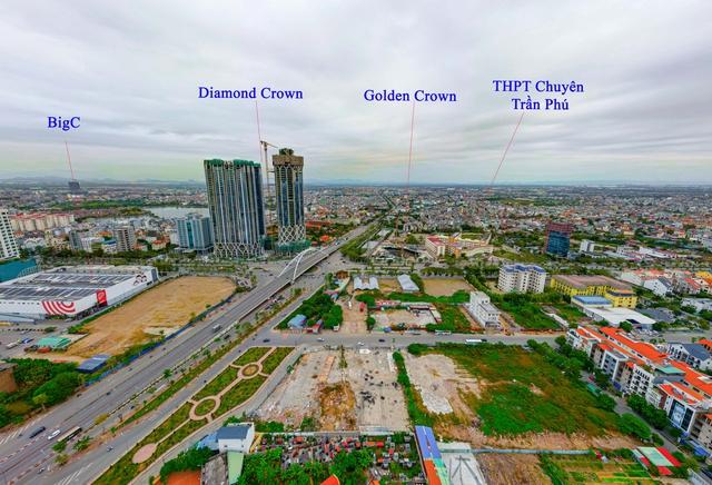 Ngoài ra, nằm song hành với Diamond Crown Hai Phong là khu đất hiện được triển khai dự án Golden Crown Hai Phong (hay còn gọi cái tên dự án DOJI 2). Đây cũng là một sản phẩm của DOJILAND, có quy mô gồm 3 tầng hầm và 41 tầng nổi. Dự án được hình thành và xây dựng sau sự thành công của dự án Diamond Crown (DOJI 1)