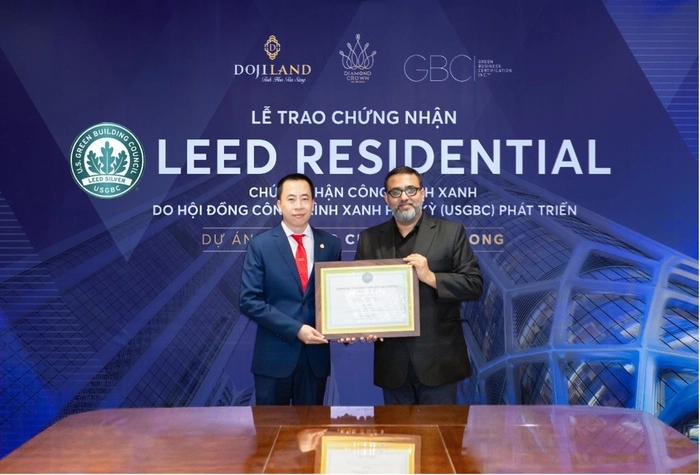 Đại diện GBCI trao chứng chỉ LEED Residential cho dự án Diamond Crown Hai Phong cho DOJI LAND
