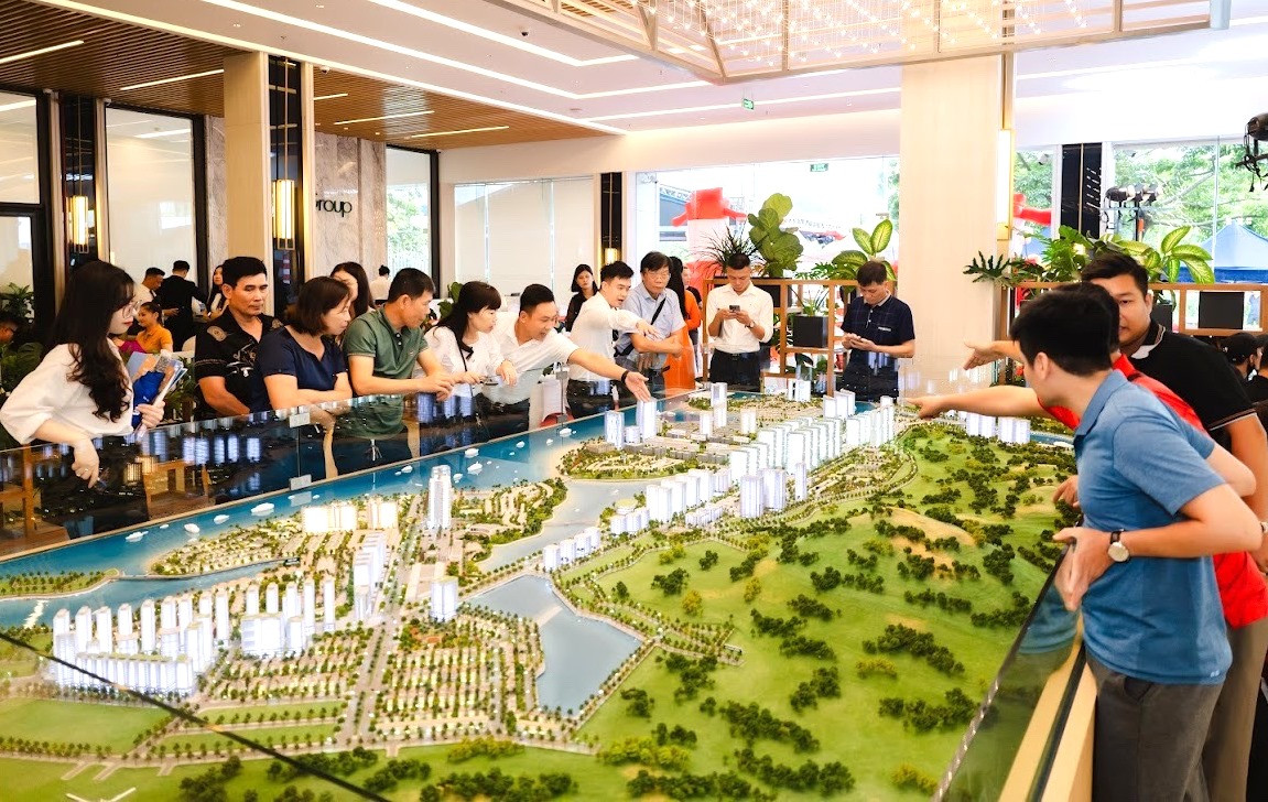 Sẵn tiền tỷ, nhà đầu tư băn khoăn có nên đầu tư bất động sản tỉnh ven Hà Nội? (Ảnh: N.Lê)